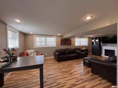 Living - 9 Prairie Rd, Macomb, IL 61455 photo 5 of 7
