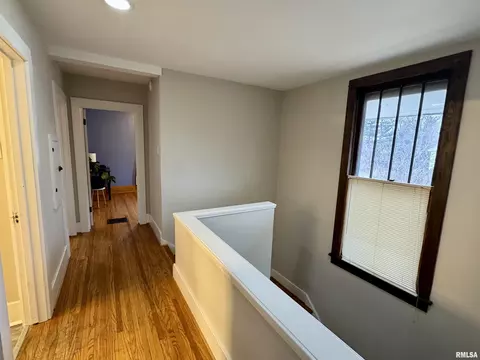 Entry Way - 405 S Edwards St, Macomb, IL 61455 photo 9 of 11