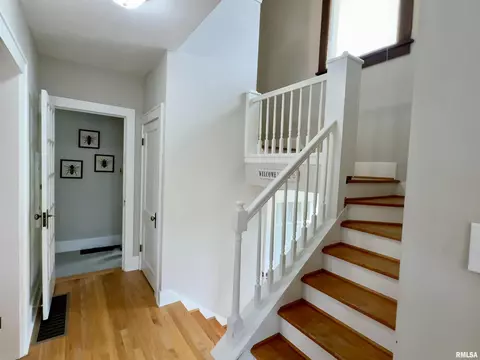 Entry Way - 405 S Edwards St, Macomb, IL 61455 photo 4 of 11