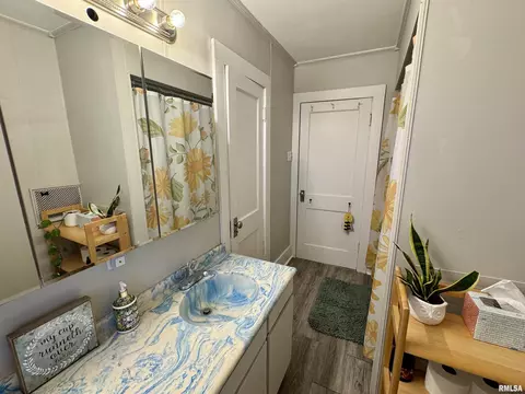 Bath - 405 S Edwards St, Macomb, IL 61455 photo 2 of 4