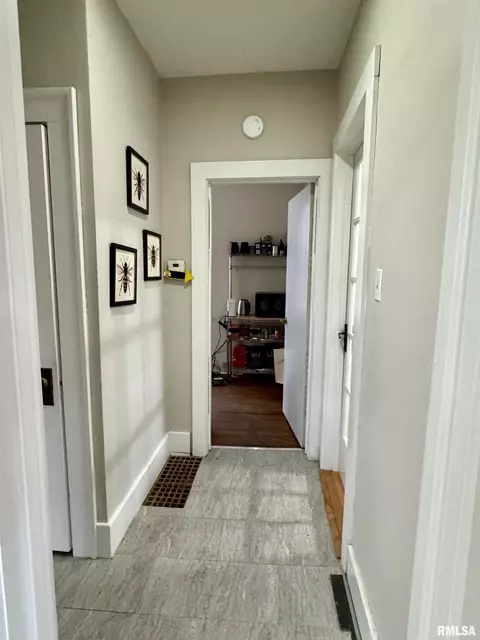 Entry Way - 405 S Edwards St, Macomb, IL 61455 photo 8 of 11