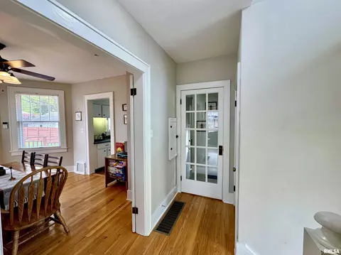 Entry Way - 405 S Edwards St, Macomb, IL 61455 photo 6 of 11