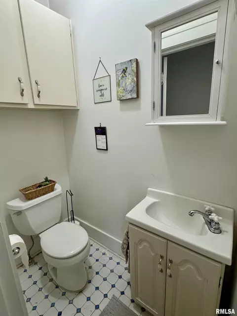 Bath - 405 S Edwards St, Macomb, IL 61455 photo 1 of 4