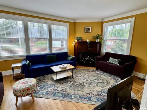 Living - 405 S Edwards St, Macomb, IL 61455 photo 2 of 6