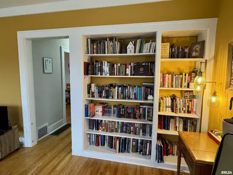 Entry Way - 405 S Edwards St, Macomb, IL 61455 photo 5 of 11