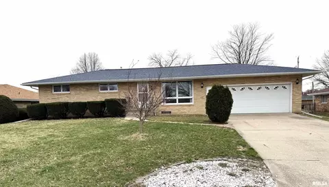60 Magrabl Dr, Canton, IL 61520