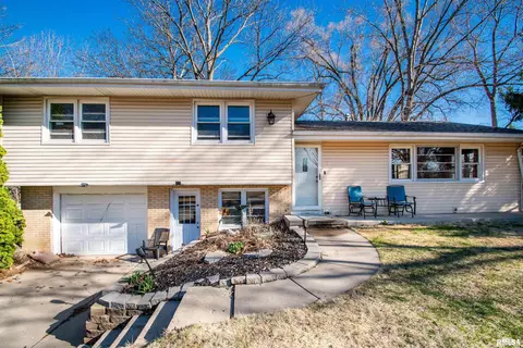 2913 W Westport Rd, Peoria, IL 61615