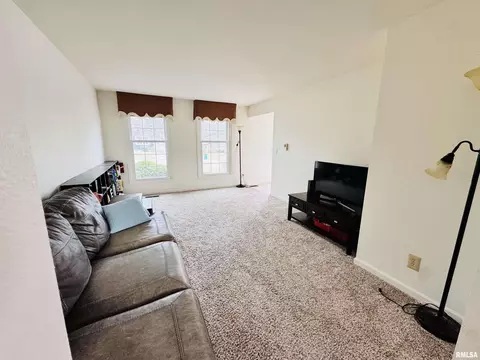 105 Arlington Dr, Macomb, IL 61455 photo 2