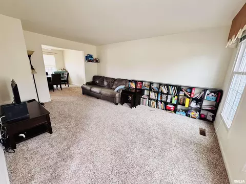 105 Arlington Dr, Macomb, IL 61455 photo 3