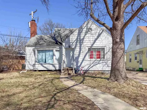 808 N Avon Curv, West Peoria, IL 61604