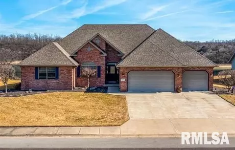 2000 Susan Hope Dr, Pekin, IL 61554
