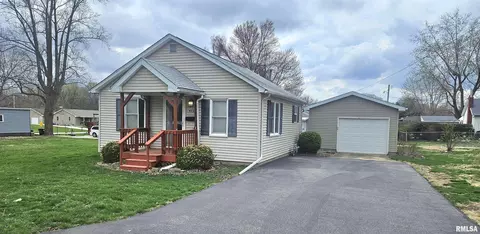 810 S Madison St, Lewistown, IL 61542
