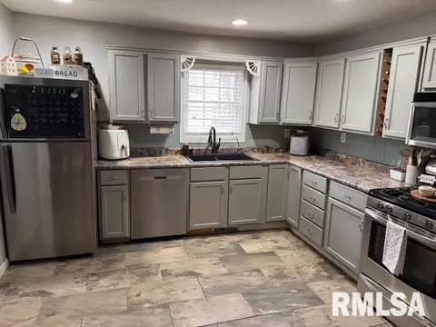 108 W 2nd St, Delavan, IL 61734 photo 5