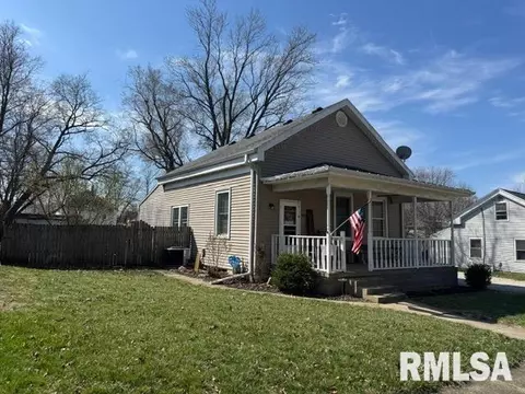 108 W 2nd St, Delavan, IL 61734 photo 2