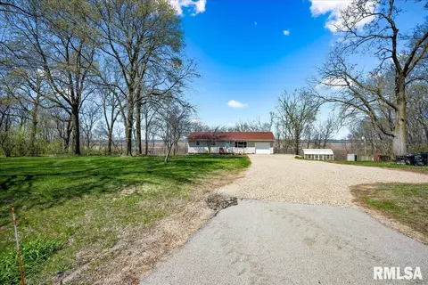 7596 E Manito Rd, Manito, IL 61546 photo 2