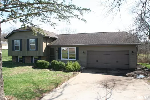 801 Heritage Dr, Mackinaw, IL 61755