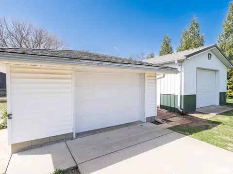 509 E 6th St, Delavan, IL 61734 photo 4