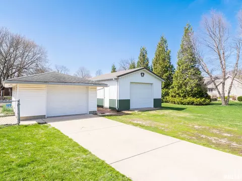 509 E 6th St, Delavan, IL 61734 photo 6