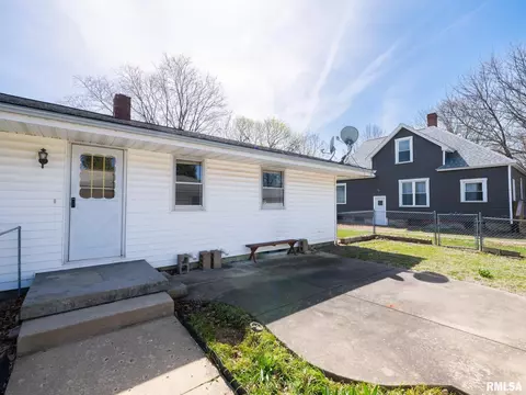 509 E 6th St, Delavan, IL 61734 photo 5
