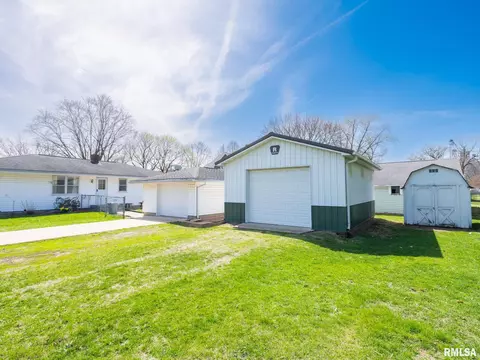 509 E 6th St, Delavan, IL 61734 photo 2