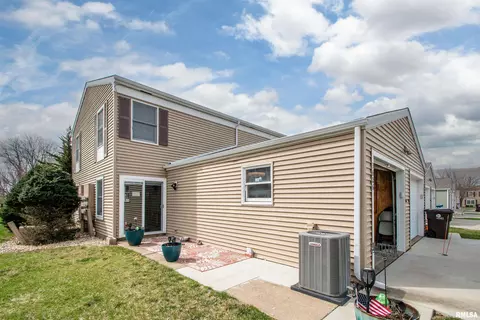 3626 N Sandia Dr, Peoria, IL 61604