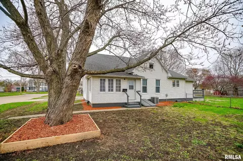 165 N Gold St, Farmington, IL 61531