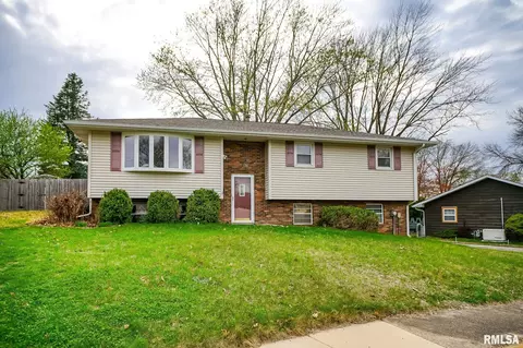 2404 Holly Dr, Pekin, IL 61554