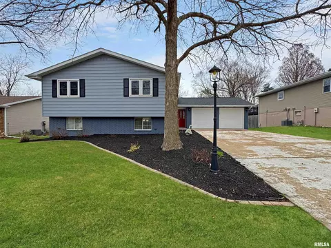 3207 W Chadwick Ln, Peoria, IL 61614
