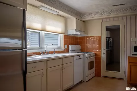 1424 Westview Dr, Macomb, IL 61455 photo 9