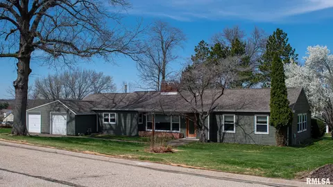 1424 Westview Dr, Macomb, IL 61455