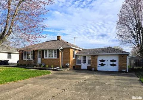 21 Rose Ct, Pekin, IL 61554