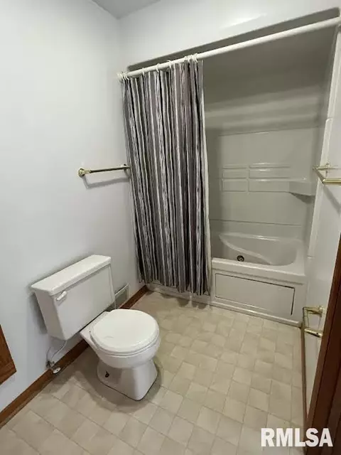 1021 Elm St, Macomb, IL 61455 photo 14