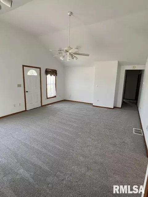 1021 Elm St, Macomb, IL 61455 photo 2
