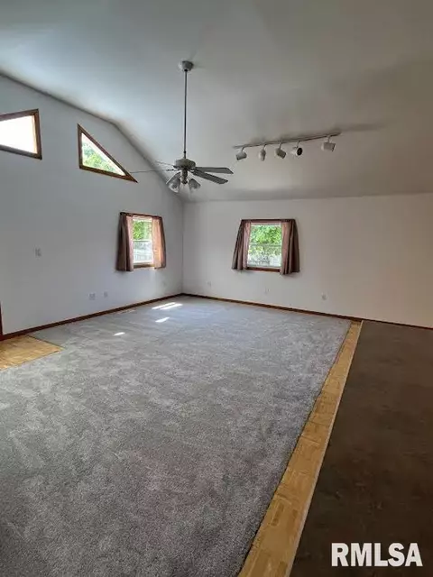 1021 Elm St, Macomb, IL 61455 photo 8