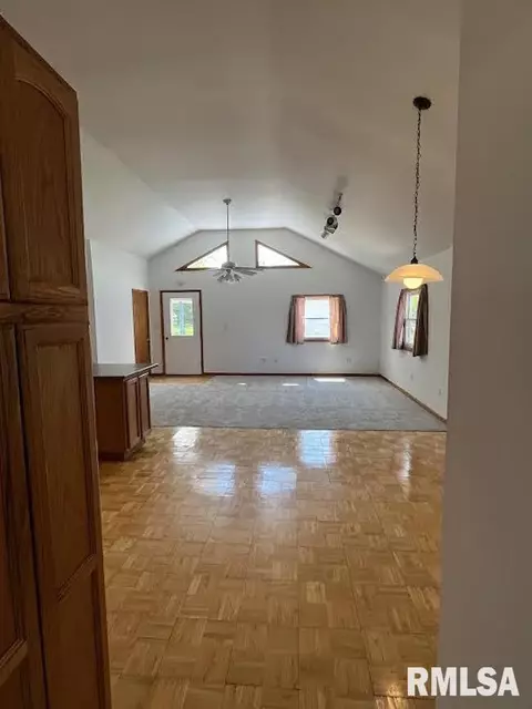 1021 Elm St, Macomb, IL 61455 photo 4
