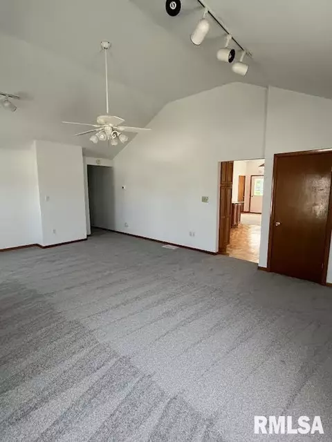1021 Elm St, Macomb, IL 61455 photo 3