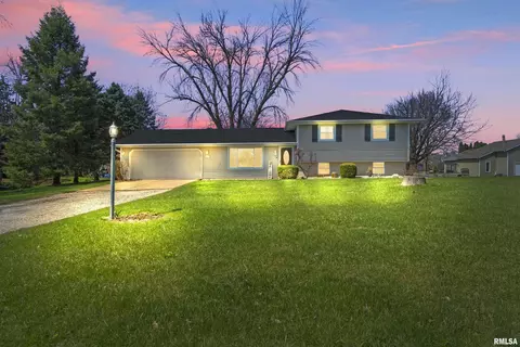 205 Northern Oaks Dr, Groveland, IL 61535