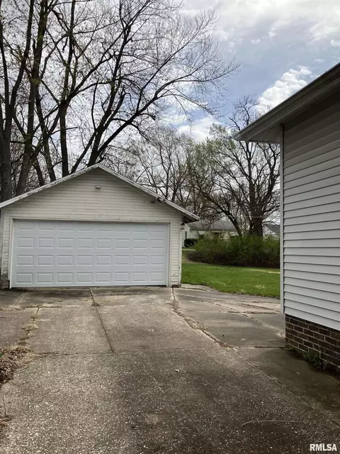 Exterior - 809 S Johnson St, Macomb, IL 61455 photo 2 of 2