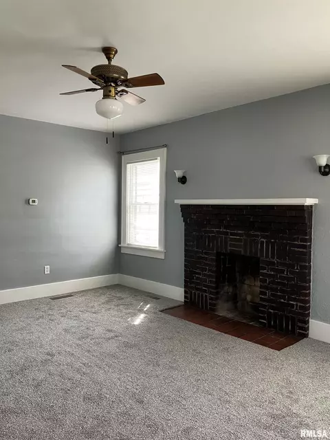 Living - 809 S Johnson St, Macomb, IL 61455 photo 2 of 4
