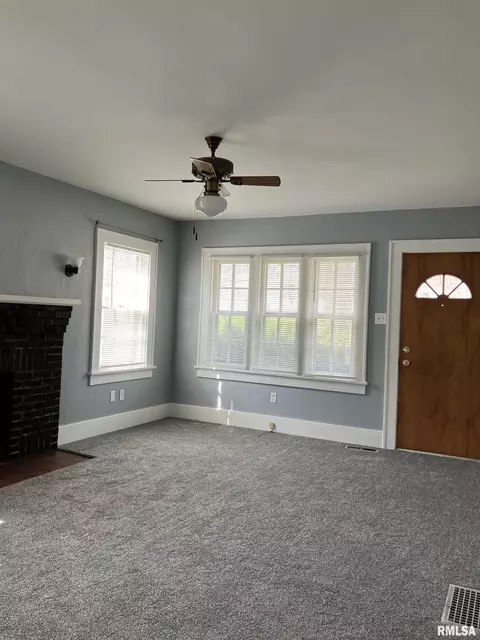 Living - 809 S Johnson St, Macomb, IL 61455 photo 3 of 4
