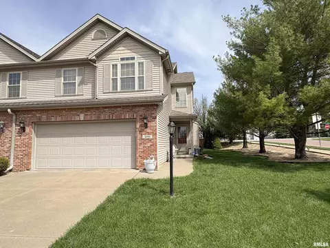 2203 W Kenfield Ct, Peoria, IL 61615