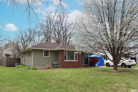558 E Prospect St, Farmington, IL 61531