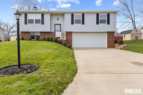 139 Justice Dr, East Peoria, IL 61611