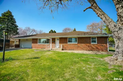 2017 W Westbrook Dr, Peoria, IL 61614
