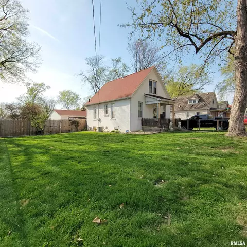 1221 S 3rd St, Pekin, IL 61554