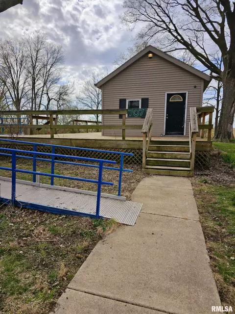 Exterior - 707 S Walnut St, Delavan, IL 61734 photo 2 of 12