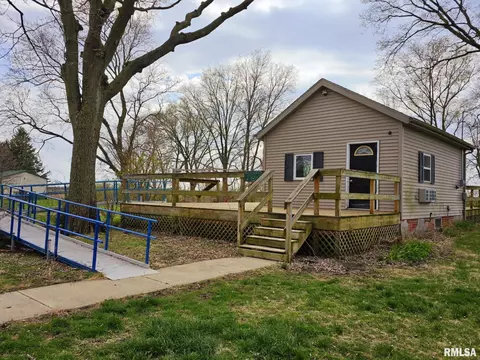Exterior - 707 S Walnut St, Delavan, IL 61734 photo 1 of 12
