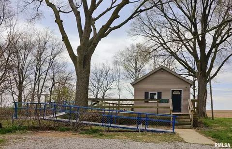 707 S Walnut St, Delavan, IL 61734