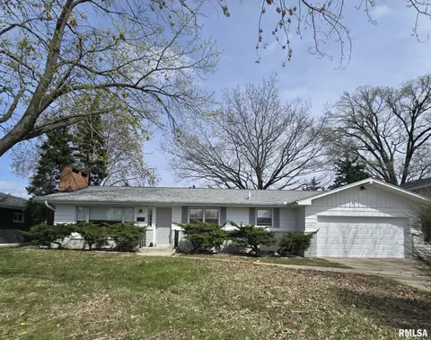 6404 N Imperial Dr, Peoria, IL 61614