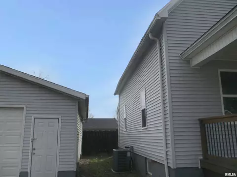 81 N 9th Ave, Canton, IL 61520 photo 3